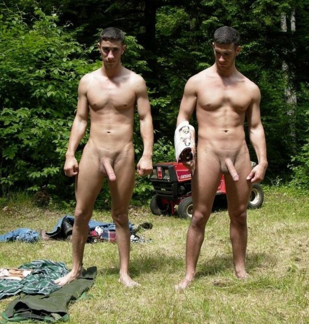 Hombres desnudos en la naturaleza sin bragas