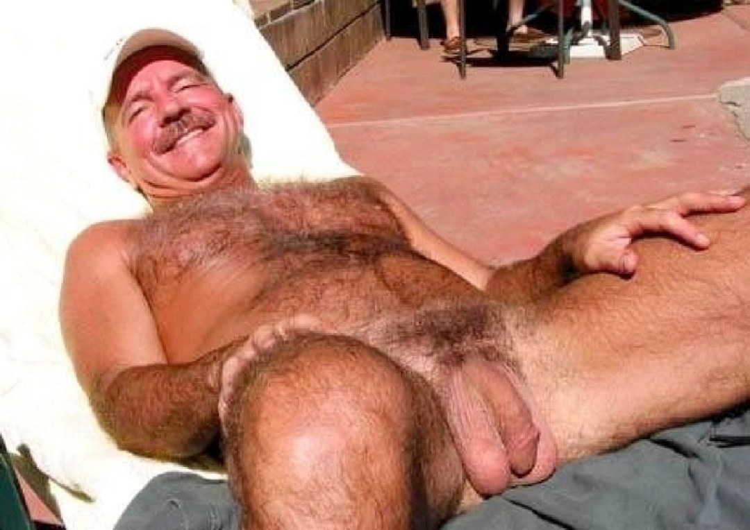 Hombres de ancianos peludos desnudos