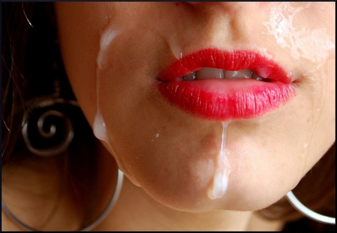 Cum en los labios en lápiz labial brillante