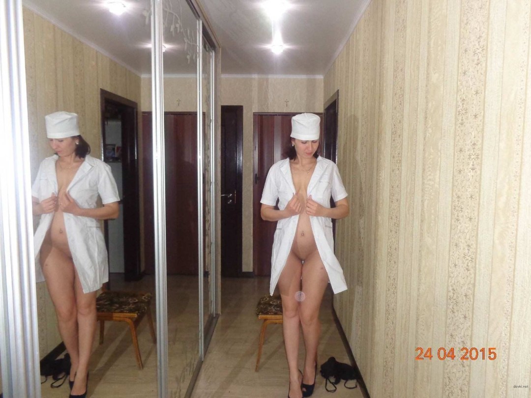 Enfermera desnuda en el hospital