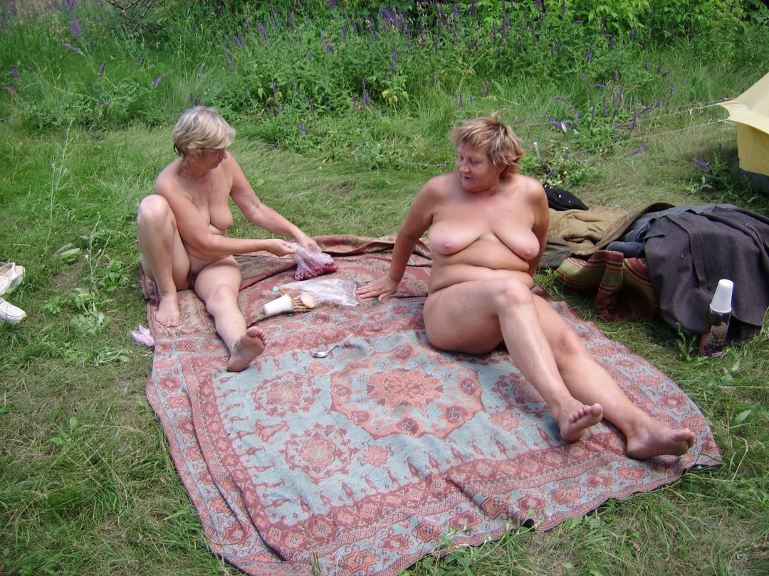 Ancianas desnudas en la naturaleza