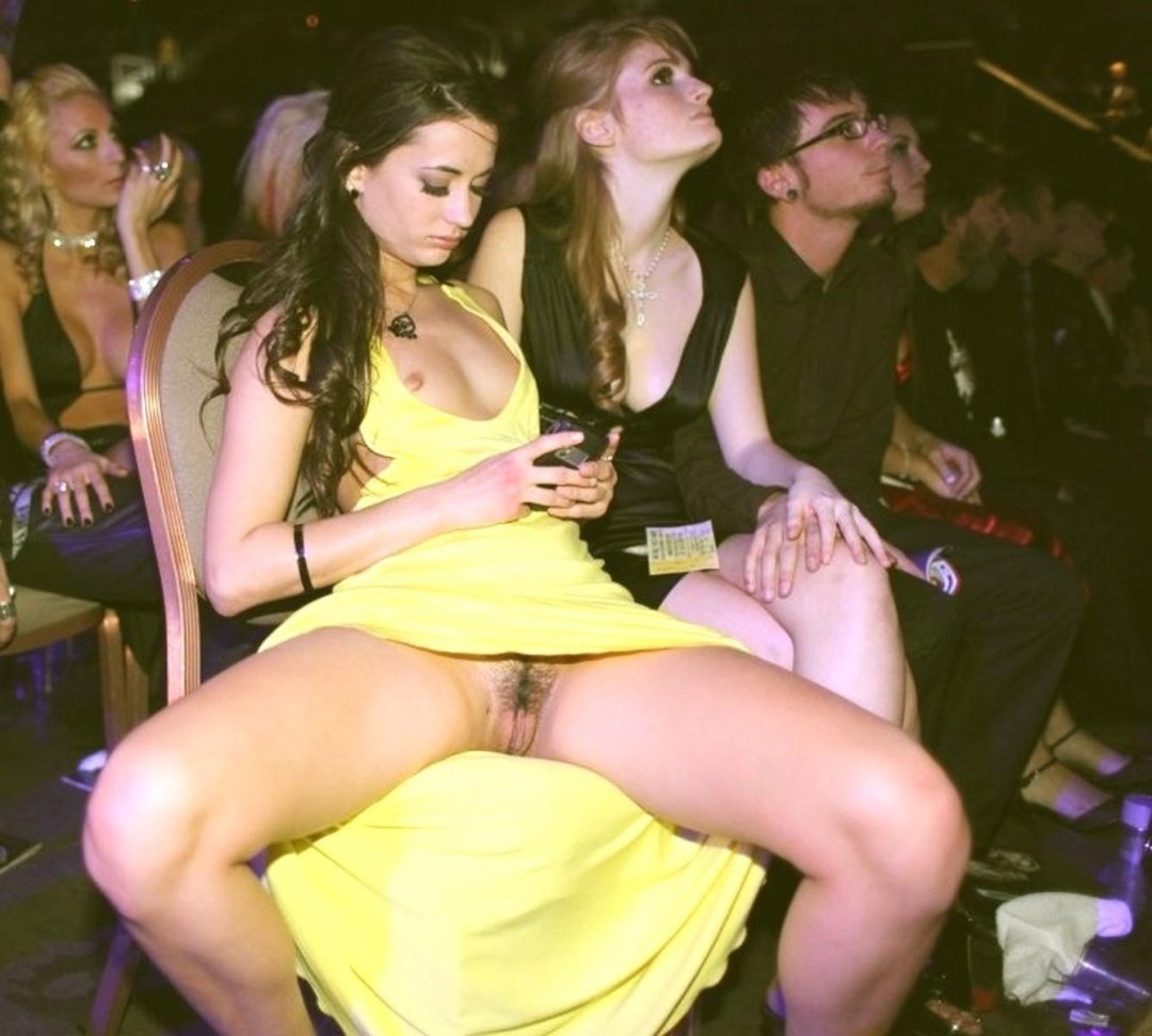 Chicas sin bragas en una fiesta