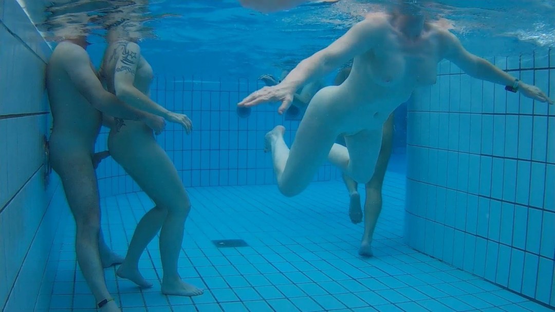 Piscina Joey Fisher desnuda