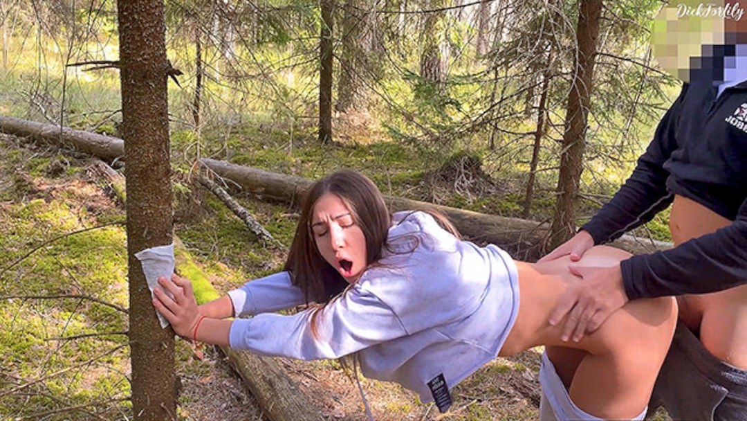Follo extraño en el bosque