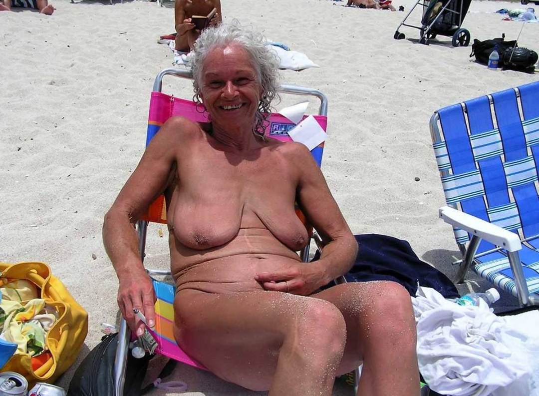 Granny en topless en la playa