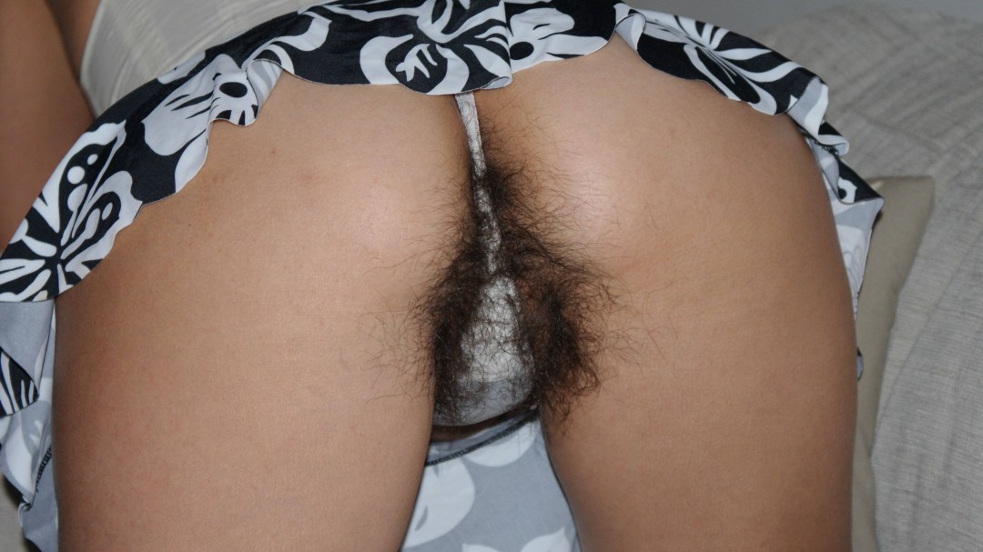 Mujeres peludas en calzoncillos blancos