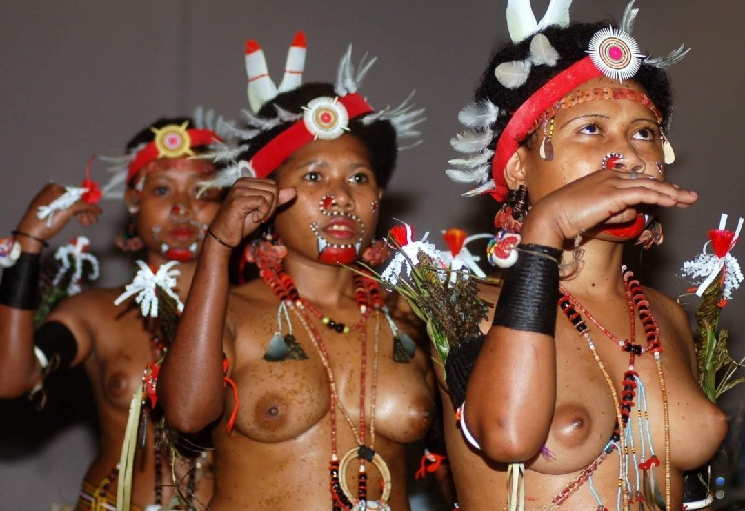Papuas desnudas de Indonesia