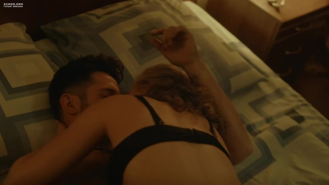 Natalia Skomorokhova en ropa interior en las raíces de la serie