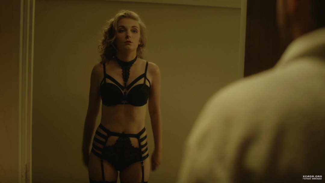 Natalia Skomorokhova en ropa interior en las raíces de la serie