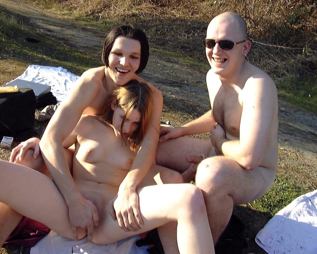 Swingers jóvenes en la naturaleza