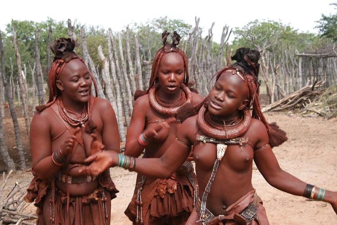 Mujeres desnudas de las tribus Amazonas