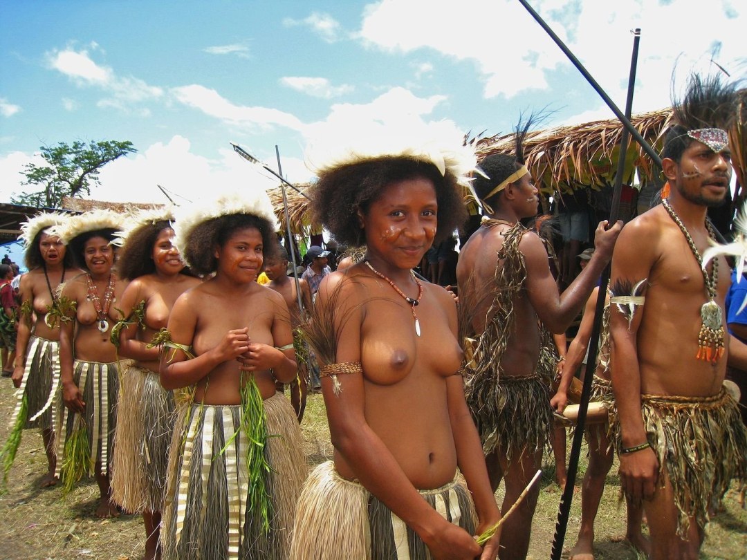 Mujeres desnudas de tribus salvajes