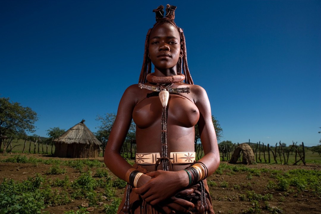 Namibia. La Khimba se rompió está desnuda