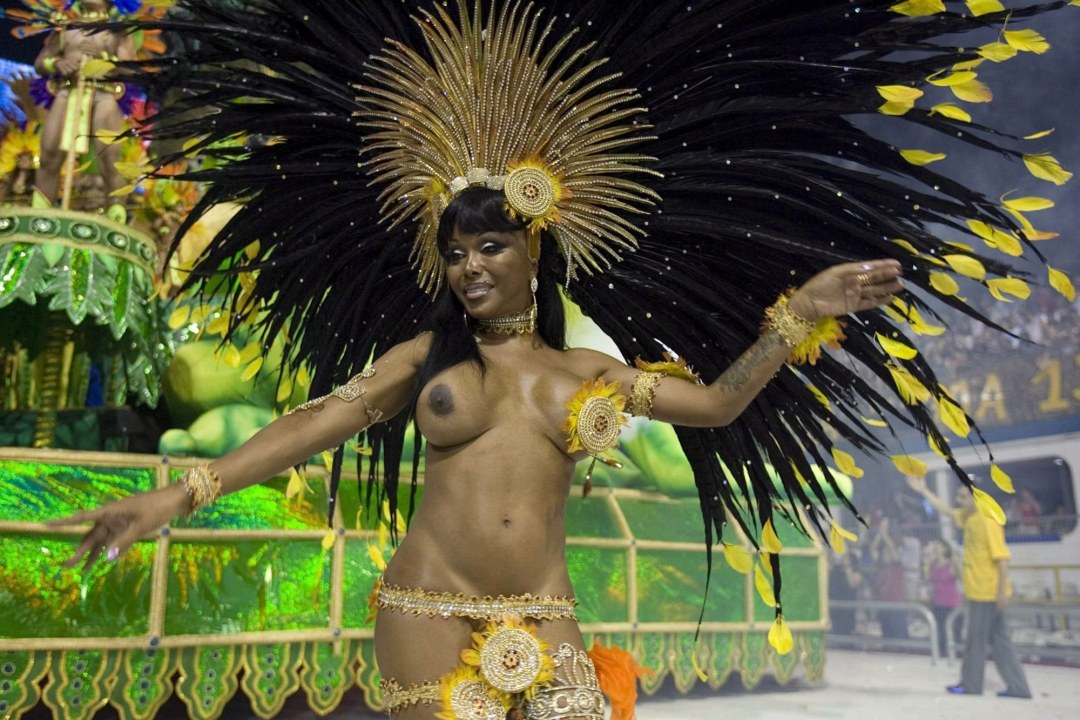 Andrea Martins Brasili Carnaval desnudo