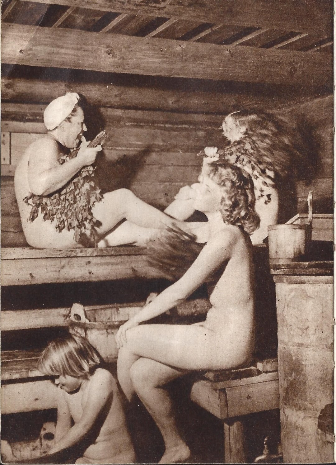 Mujeres desnudas en una casa de baños retro