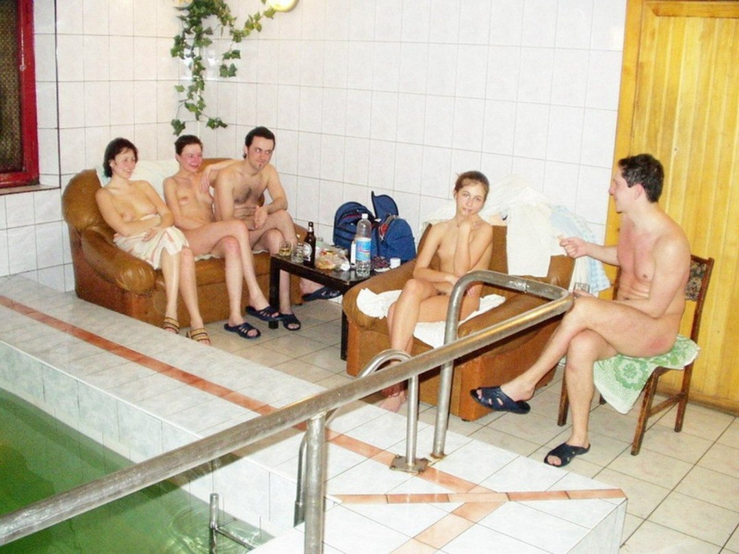 Desnudo en un baño público