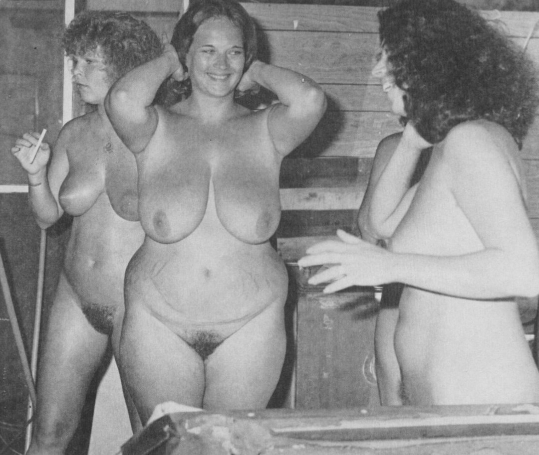 Mujeres desnudas en una casa de baños retro