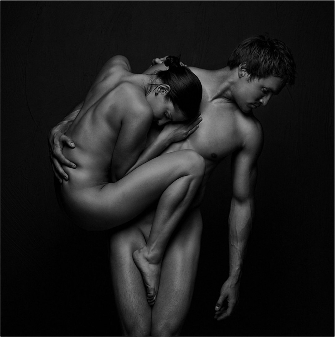 Hombre y mujer al estilo de desnudo