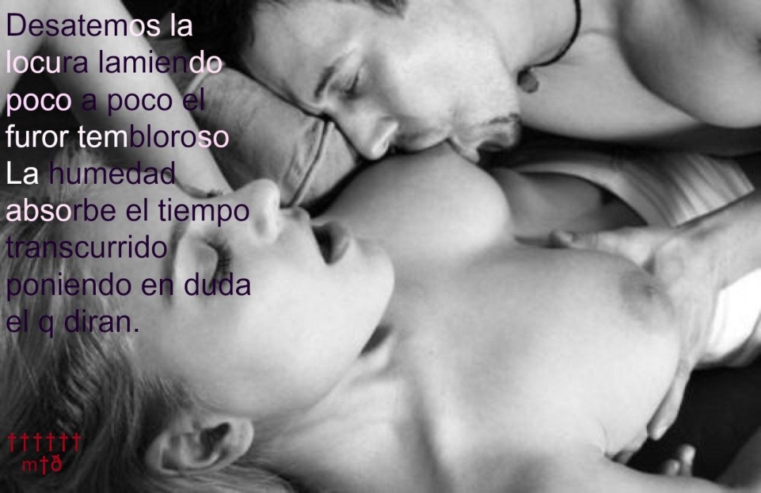 El hombre acaricia los senos femeninos