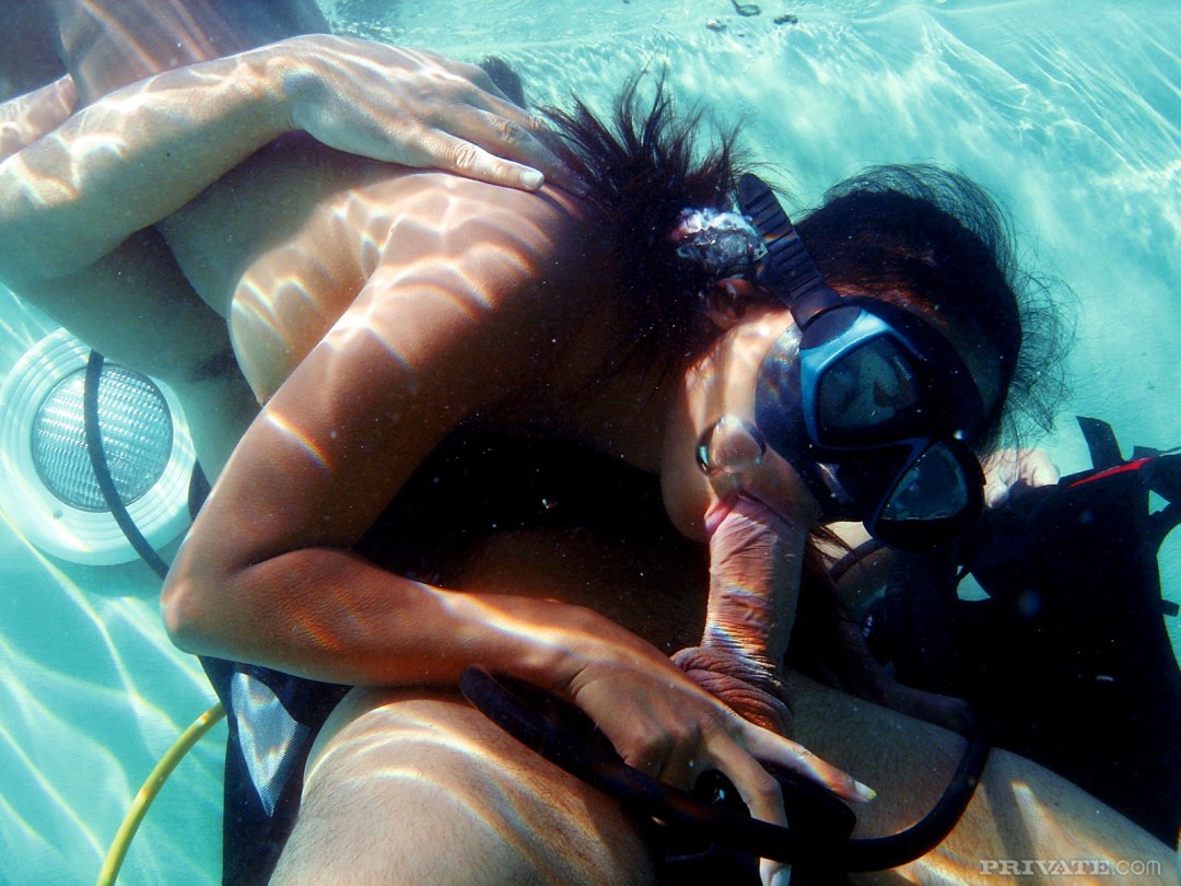 Desnudo con buceo muñeco bajo el agua