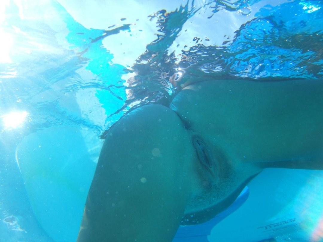 Coño desnudo en la piscina