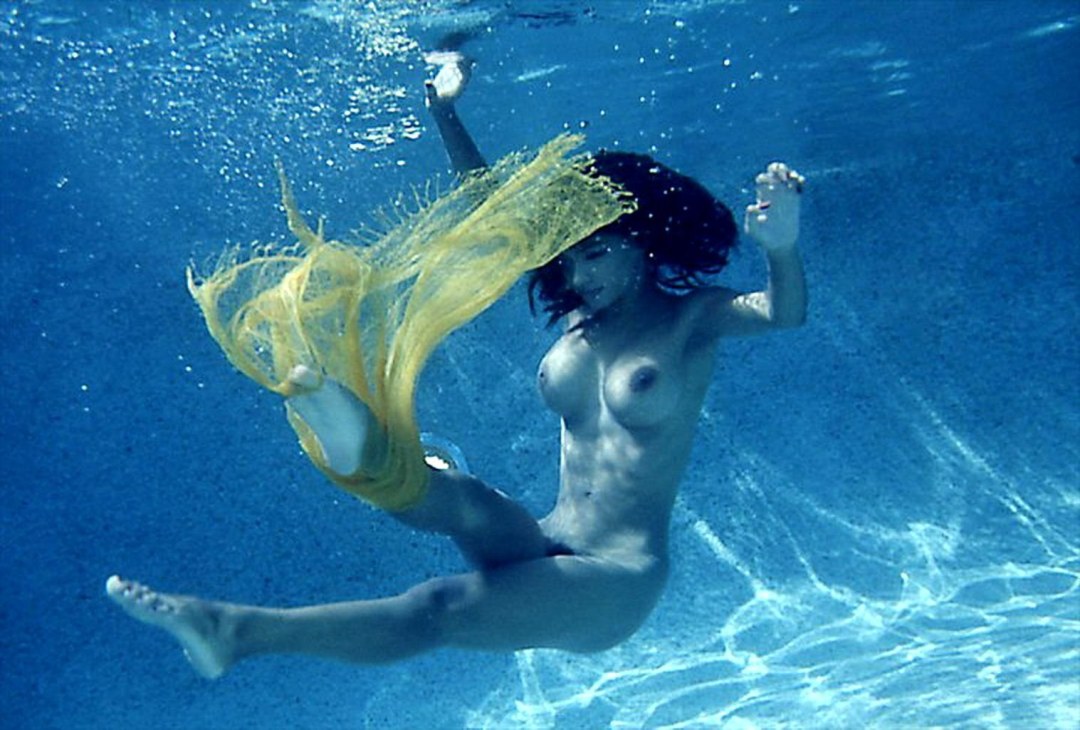 Bajo el agua sin traje de baño
