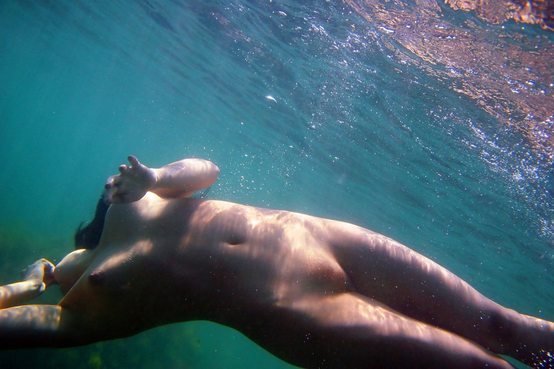 Sesión de fotos desnuda bajo el agua