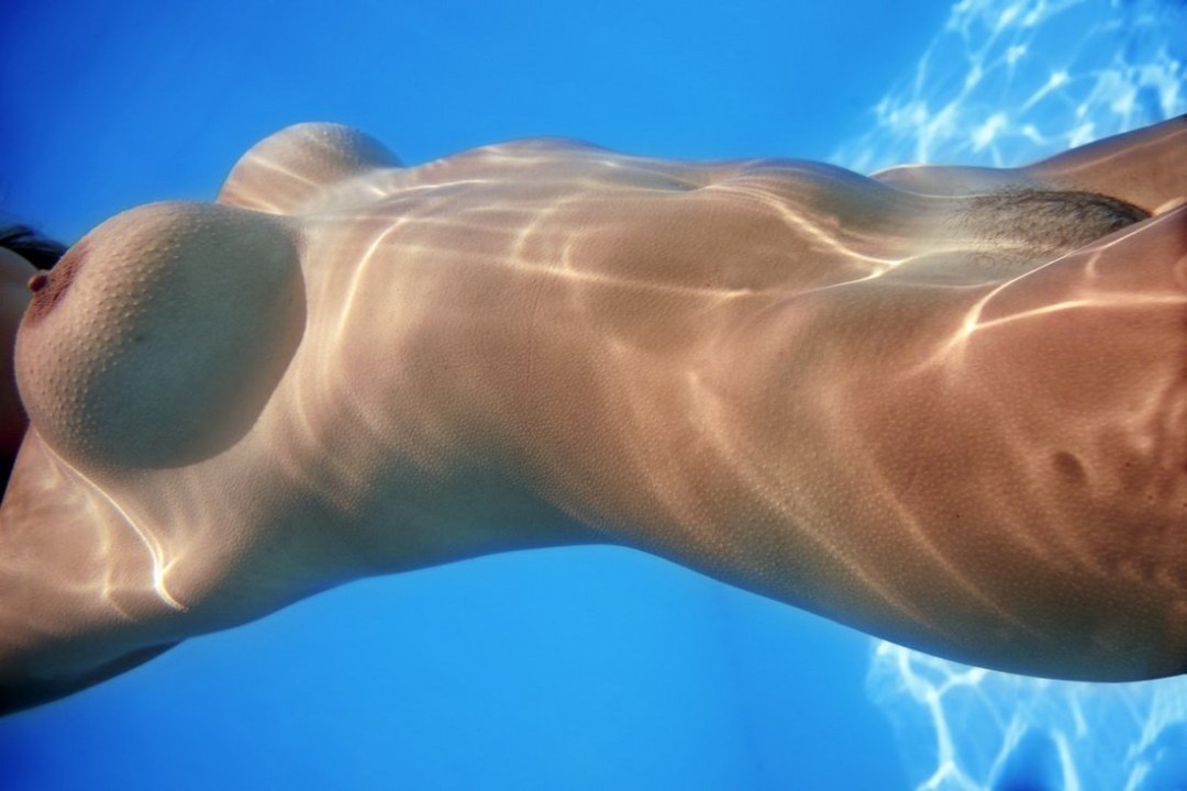 Nadando submarino desnudo