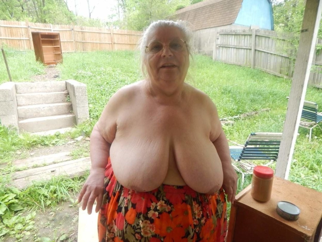 Abuelas con enormes tetas