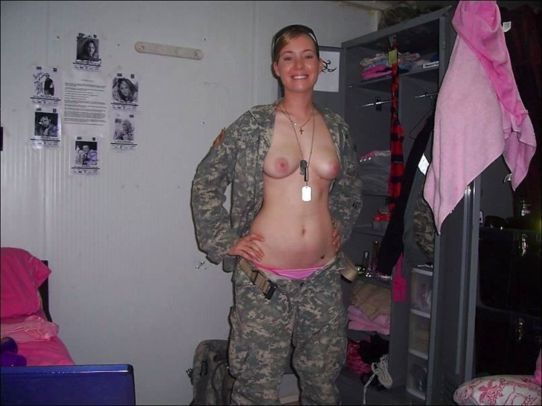 Chicas en el ejército privado desnudo