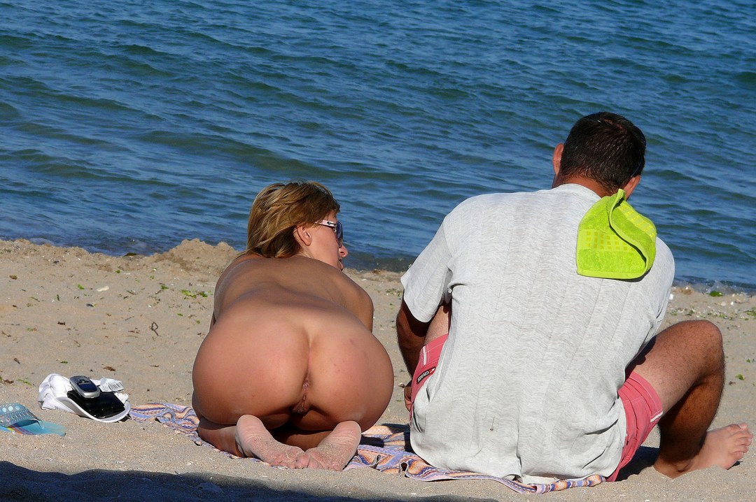 Espiado en una playa nudista