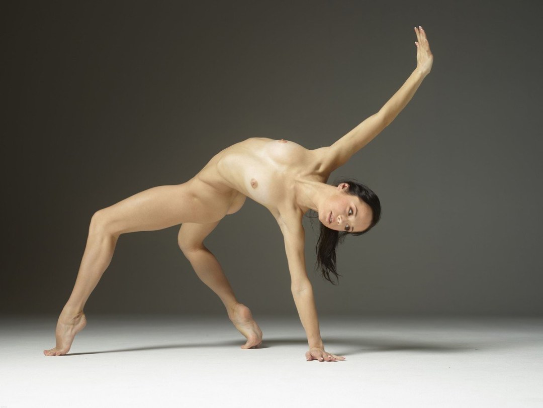 Gimnasia en casa desnuda