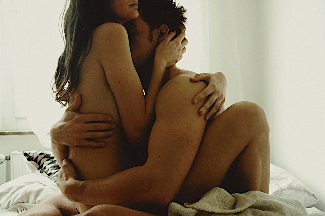 Hombre desnudo y mujer abrazo