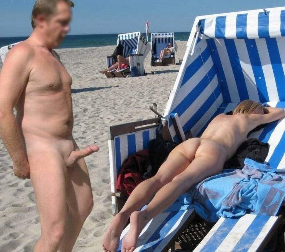 Un miembro se paró en una playa nudic