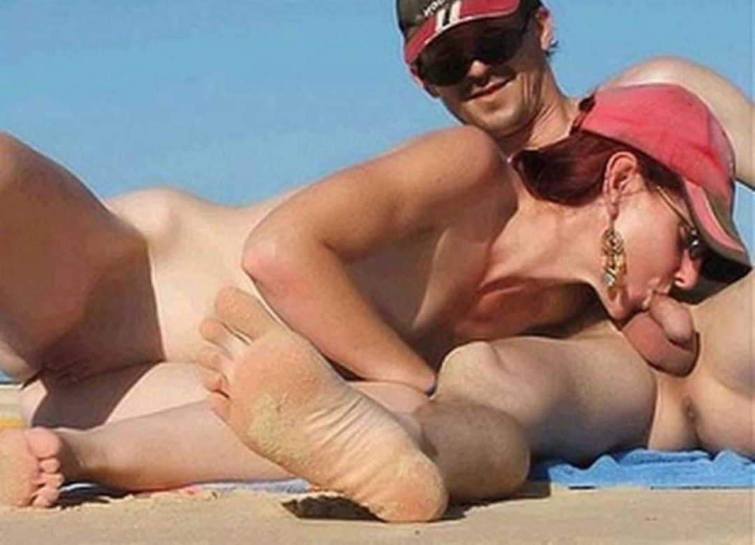 Erección en la playa espiada