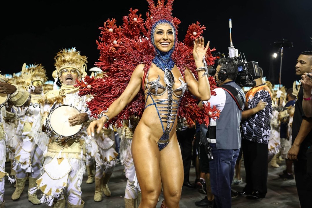 Desnudo en un traje de carnaval