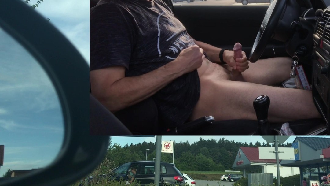 Masturbación desnuda nocturna en el estacionamiento público