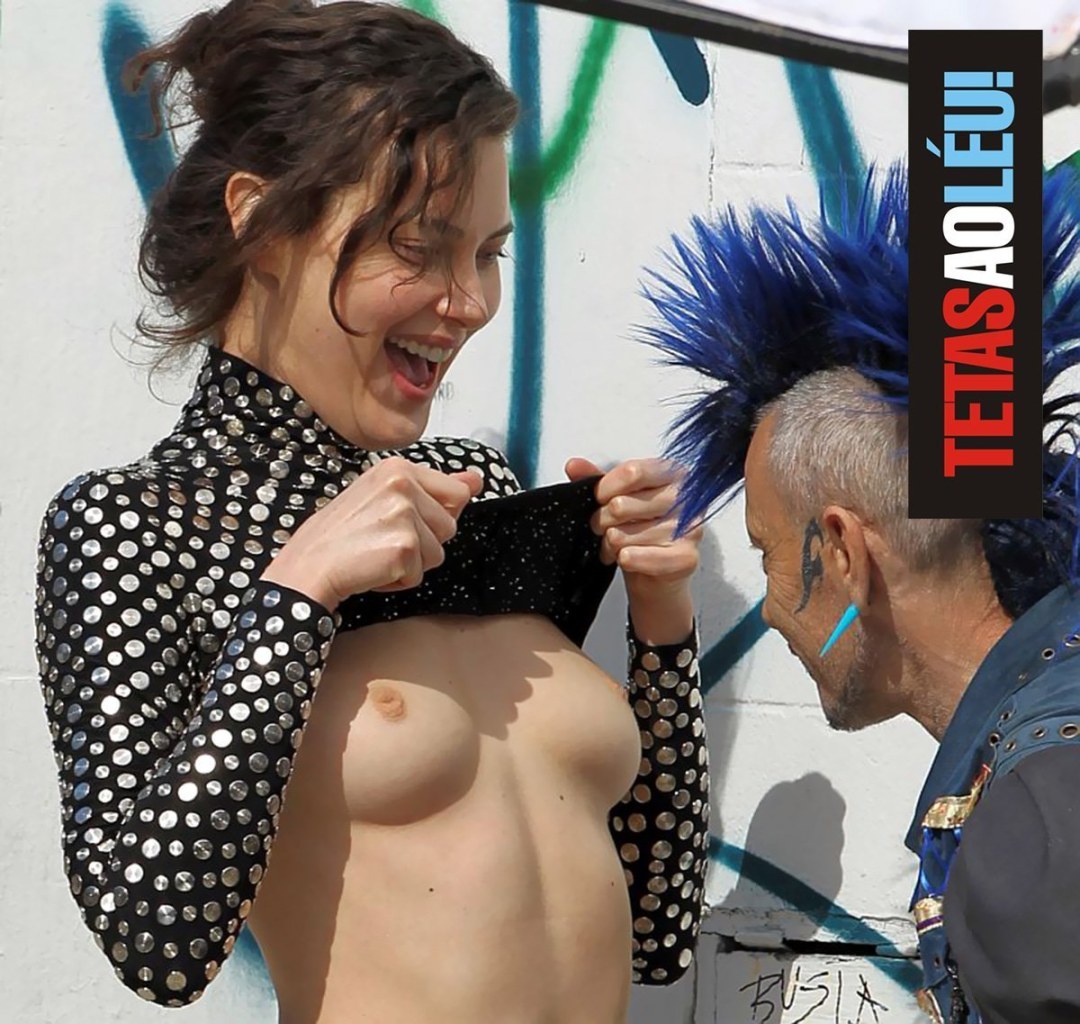 Ella accidentalmente mostró su pecho desnudo