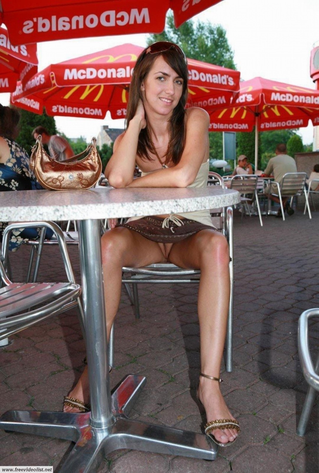 Chica sin bragas en kaya