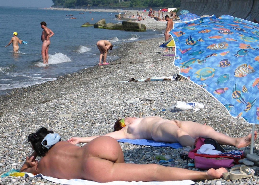 Mujeres desnudas en la playa Sochi