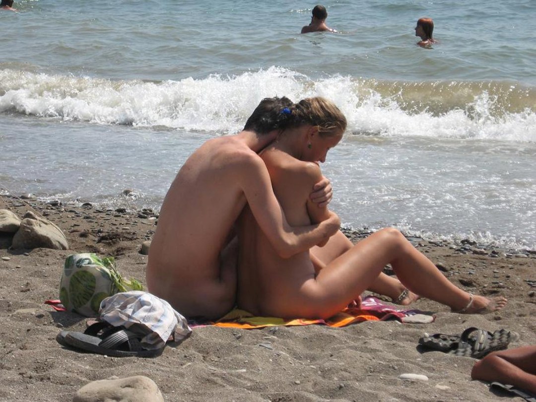 Nudistas desnudos en la playa de Fox Bay