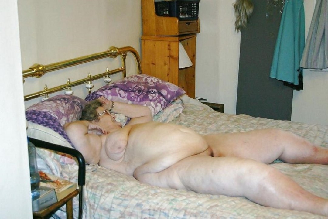 Mujeres de ancianos gruesas desnudas en la cama
