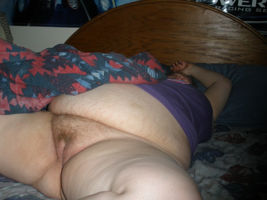 BBW durmiendo en pantalones cortos