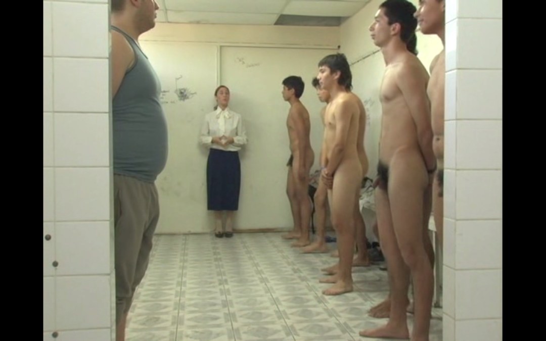 Chicos desnudos consejeros vestidos