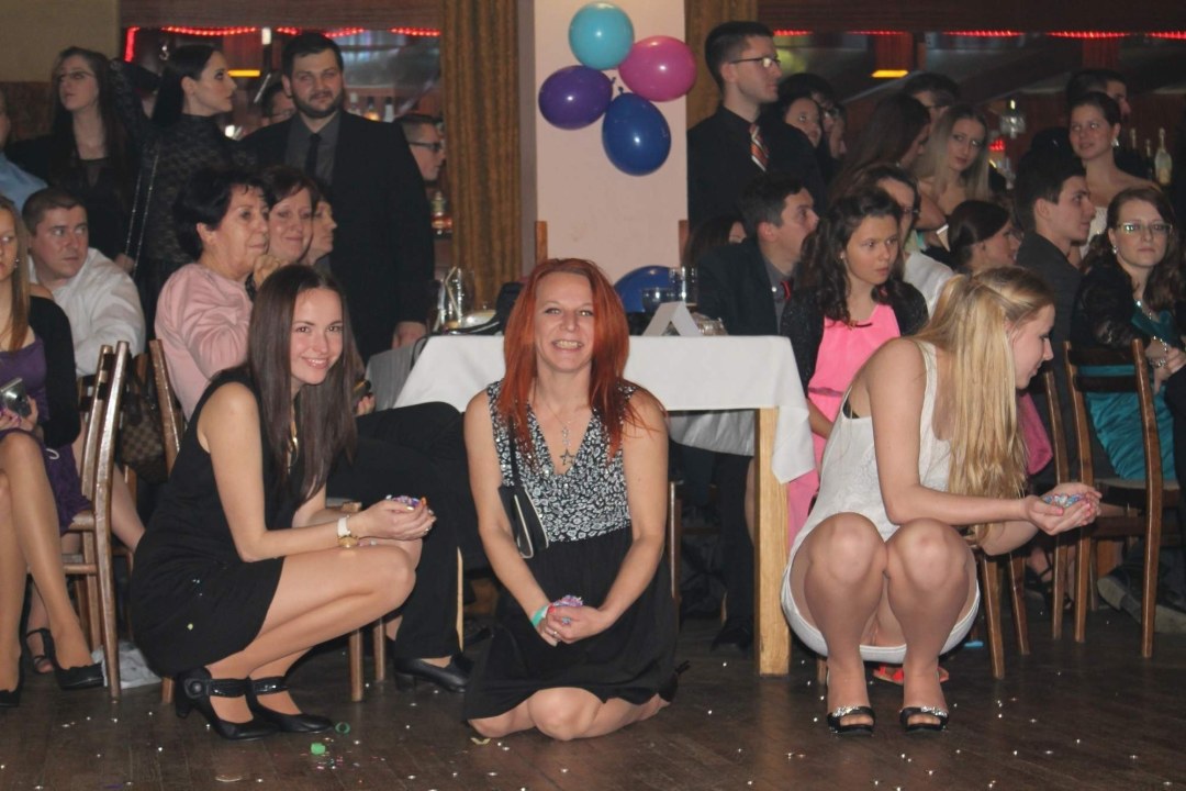 Chicas sin bragas en una fiesta corporativa