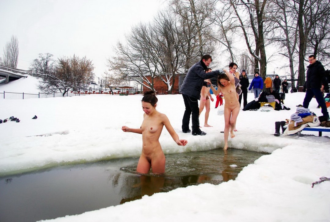 Bañarse en el agujero de las mujeres desnudas