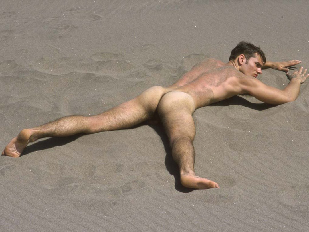 Chicos desnudos tomando el sol en la playa