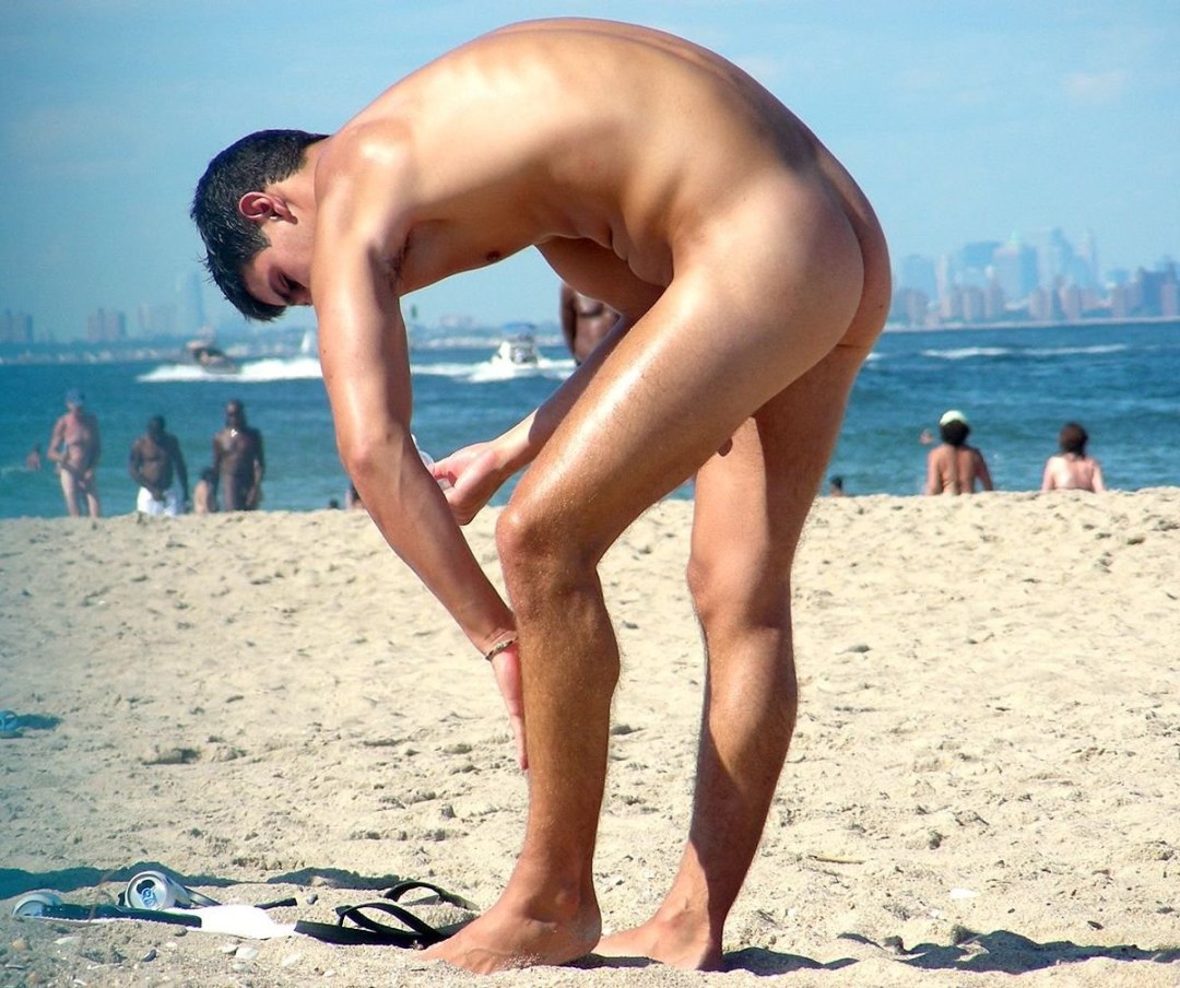 Chicos desnudos en la orilla