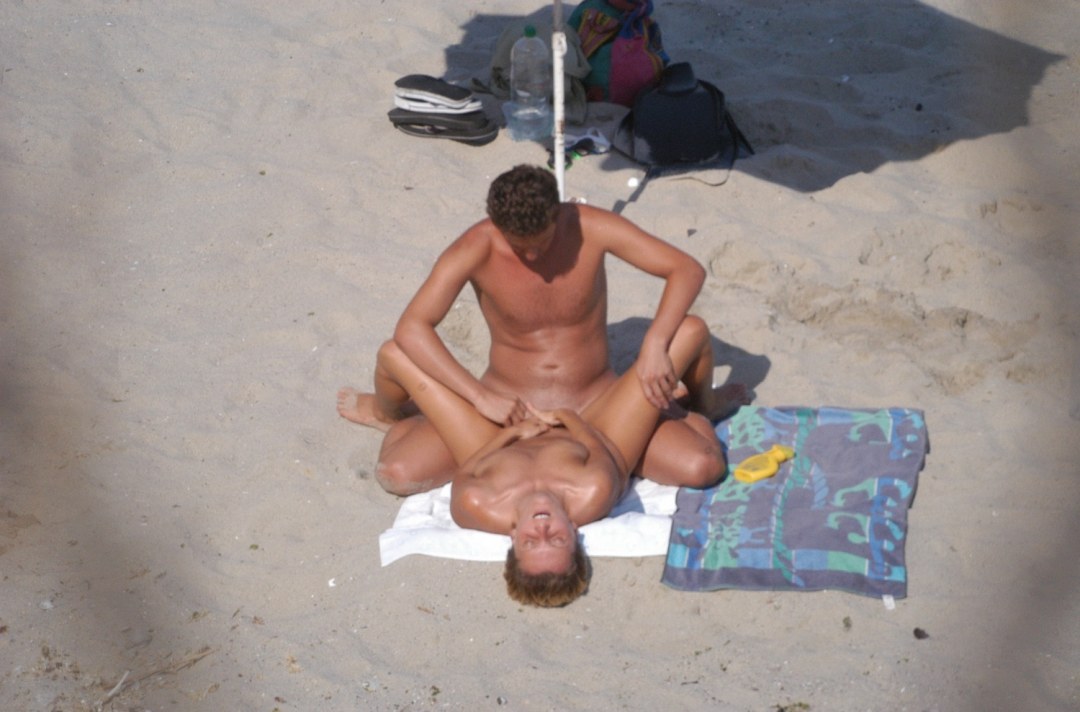 Drunch Men and Women desnudos en la playa