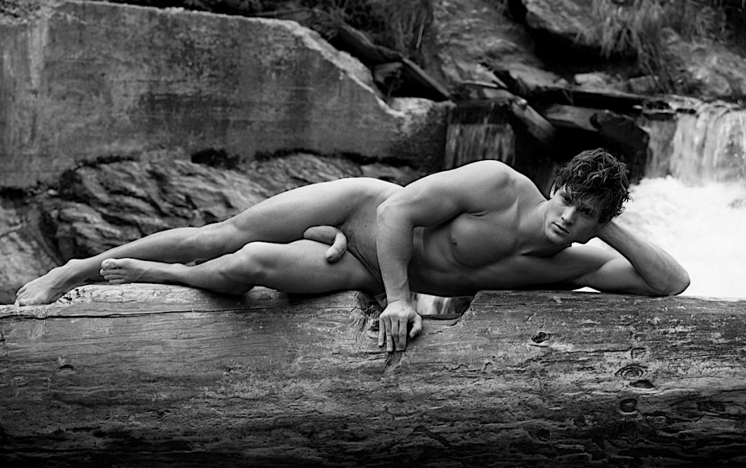 Modelo de Leiton Stulz desnudo